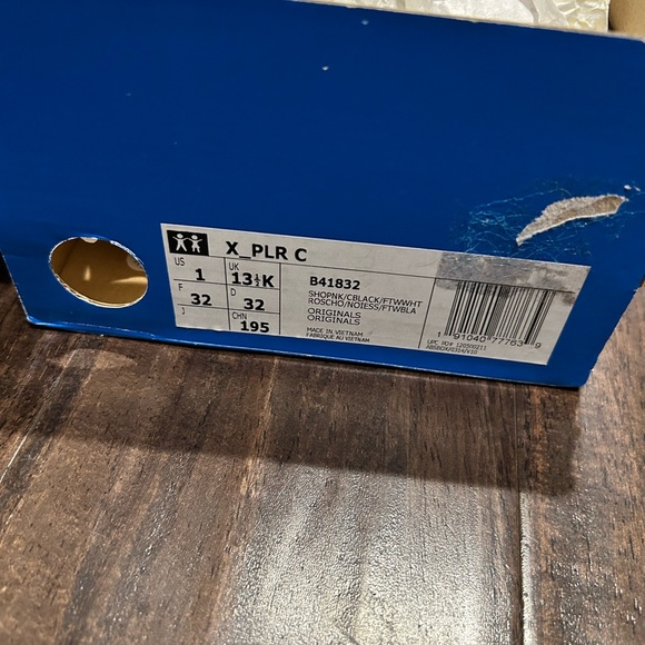 Yellow soccer cleats - Picture 3 of 3